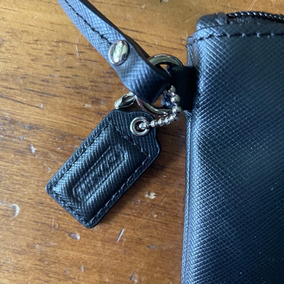 Coach 51672 Darcy Saffiano Crossgrain Small Bow Wristlet Wallet Black Silver - Picture 2 of 7